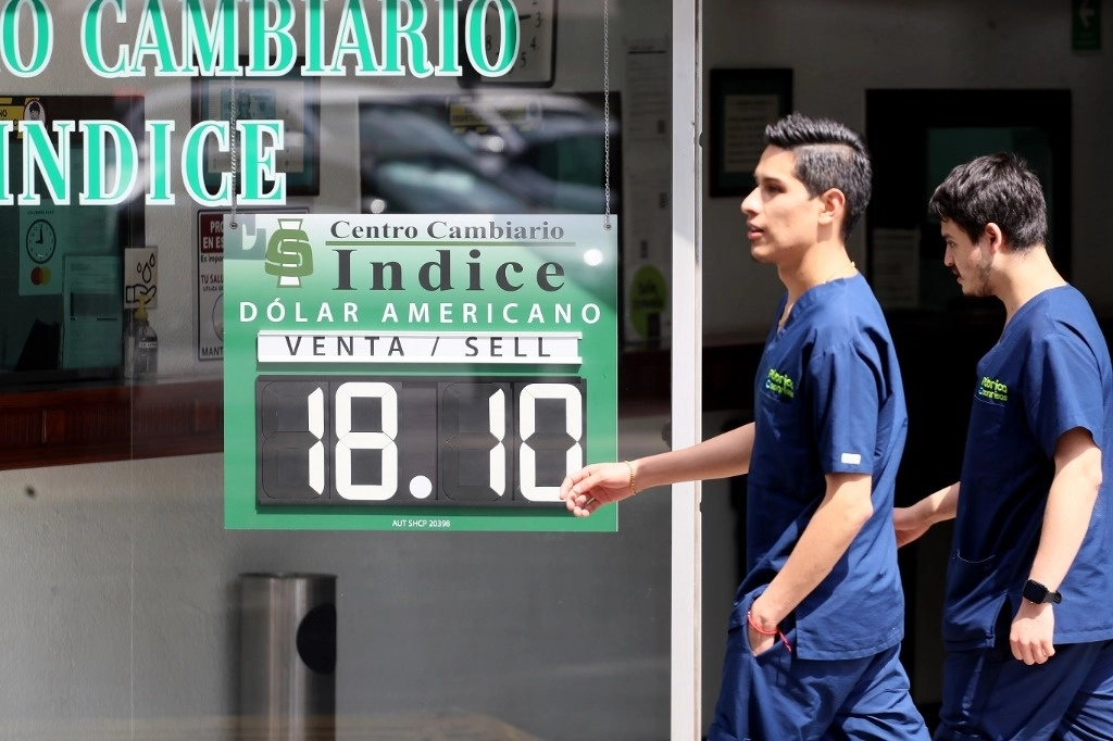 La divisa mexicana cerró la sesión de mitad de semana  con una pérdida de 0.31 por ciento. Foto Roberto García Ortiz / Archivo
