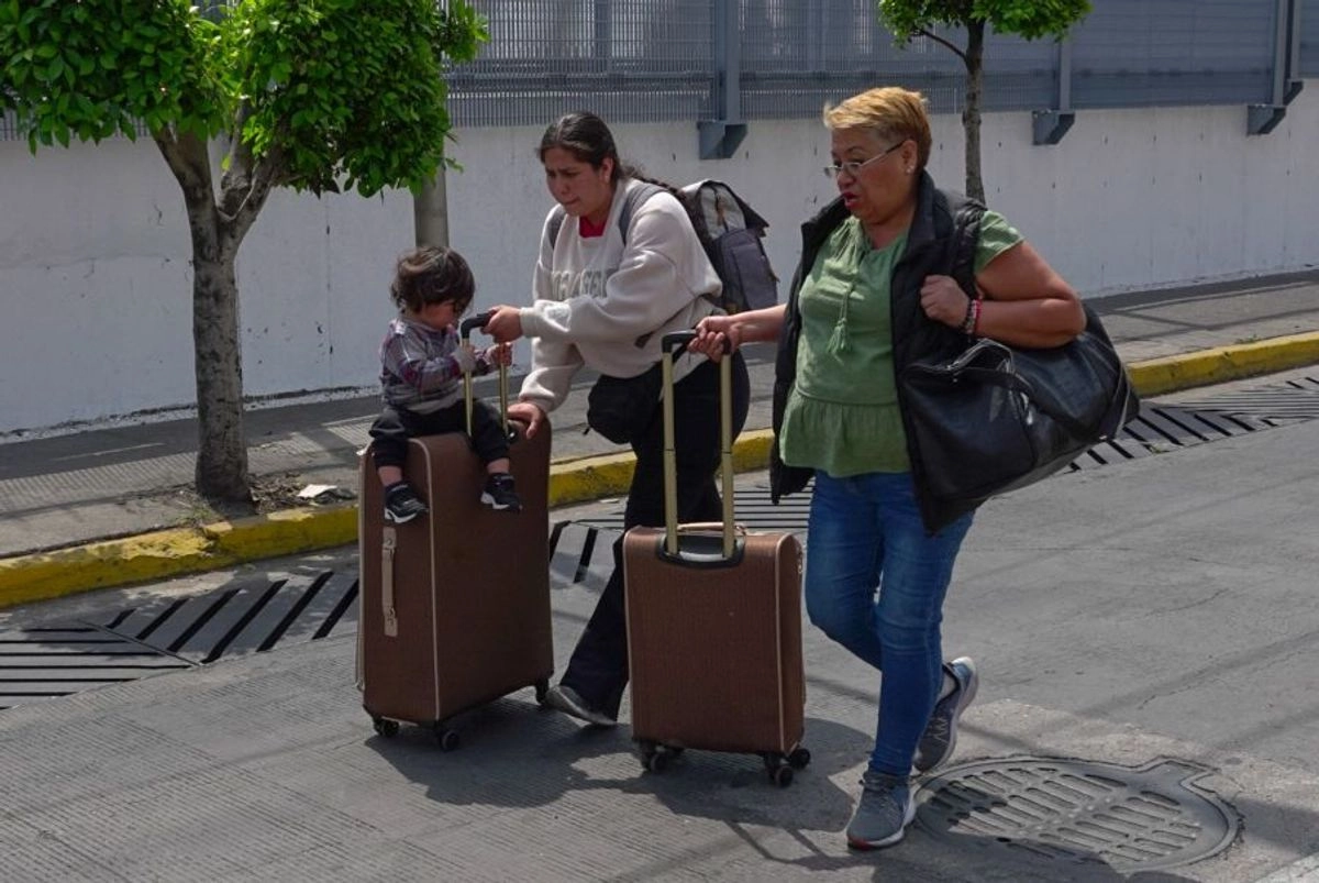 “Los pasajeros de ALC llevan una vida digital en su día a día. Realizan operaciones bancarias, hacen compras y gestionan su movilidad desde el teléfono, pero cuando viajan, aún se encuentran con largas filas, controles manuales y documentos en papel”, indicó la compañía. Foto 