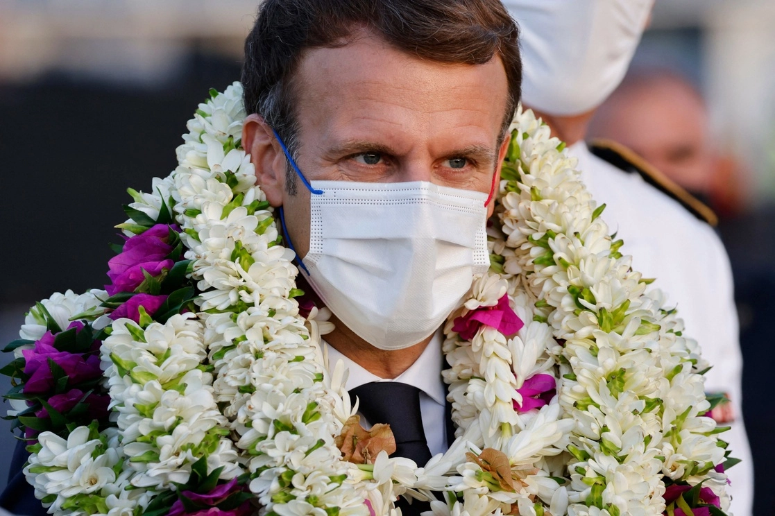 El presidente de Francia, Emmanuel Macron, durante una ceremonia de bienvenida a su llegada al aeropuerto internacional de Faa'a para una visita a Tahití en la Polinesia Francesa. Foto Afp 