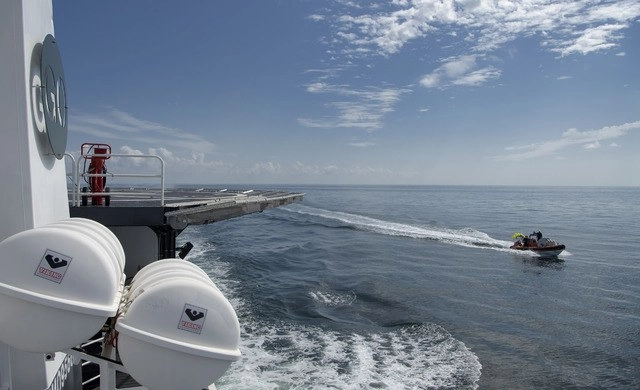 Los equipos de soporte de SpaceX se despliegan en el bote de recuperación "GO Navigator" para la llegada de los astronautas Robert Behnken y Douglas Hurley a la Tierra. Foto Ap