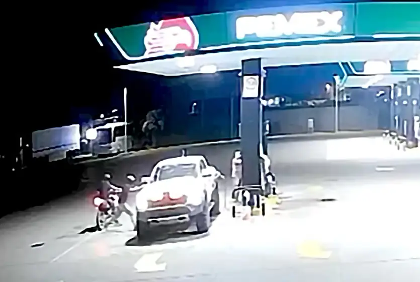 La Fiscalía General de Sinaloa reveló ayer un video en el que la institución ubica el momento del ataque contra Héctor Melesio Cuén, ex rector de la Universidad Autónoma de la entidad, el pasado 25 de julio. Fotograma del video divulgado por la Fiscalía 