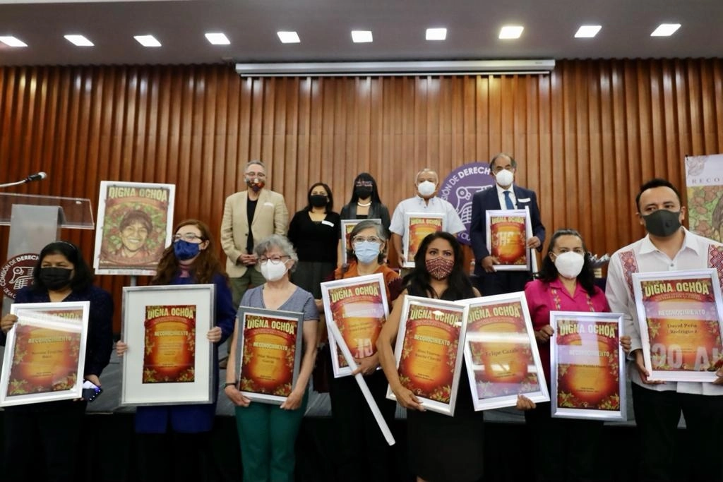 El Grupo de Acción por los derechos humanos y la justicia social entregó hoy reconocimientos a mujeres y hombres que acompañaron el proceso para esclarecer el caso de la muerte de la abogada Digna Ochoa, hace 20 años. Foto Roberto García Ortiz