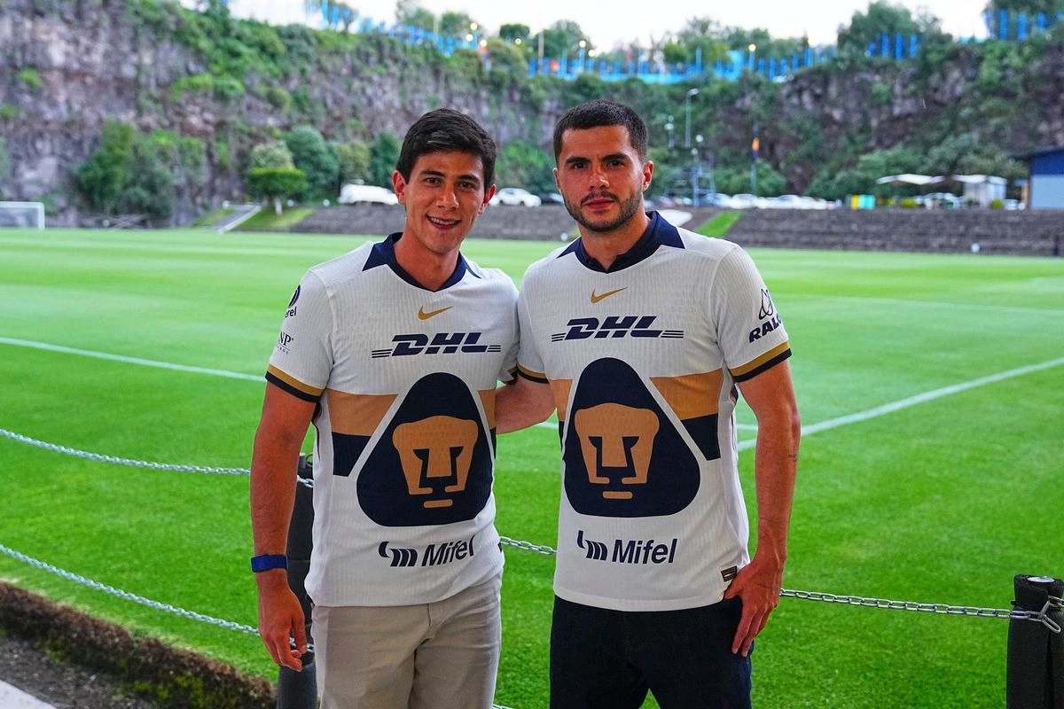 Directivos de Pumas presentaron a José Juan Macías y Alan Medina como sus nuevos refuerzos para la temporada. Foto