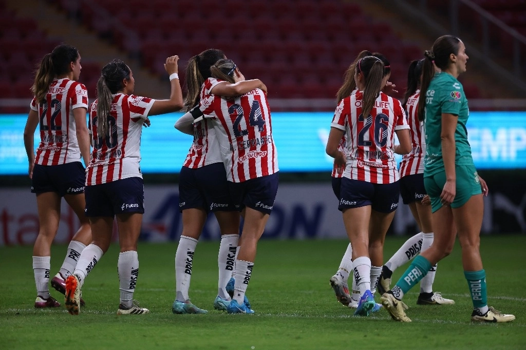 El Guadalajara llegó así a tres unidades para ubicarse de manera momentánea en el tercer puesto, por detrás de Monterrey y el líder Pachuca. Foto tomada de X @ChivasFemenil.
