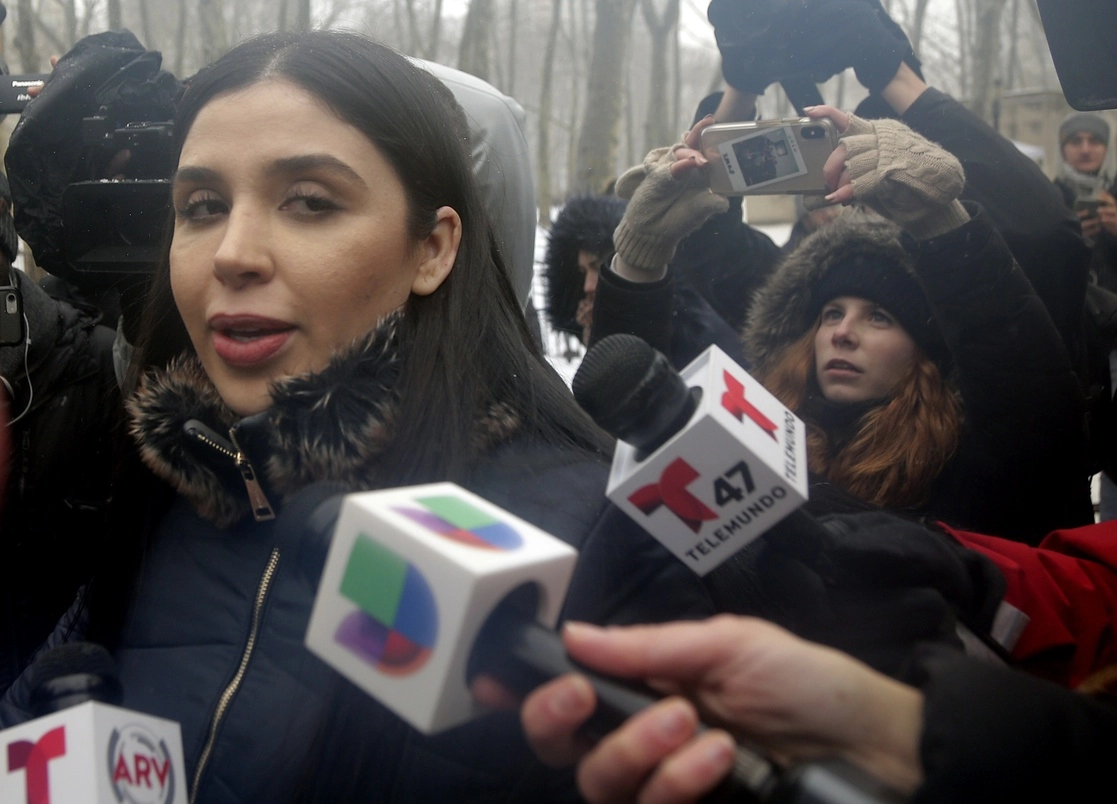 En imagen del 12 de febrero de 2019, Emma Coronel Aispuro, esposa de Joaquín 'El Chapo' Guzmán, sale de la corte federal en Nueva York. Foto Ap
