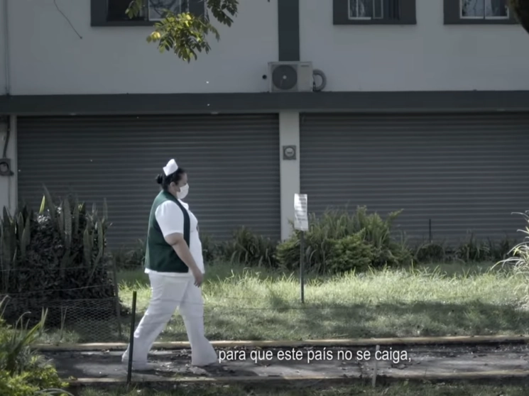 No procede la suspensión del material audiovisual en la que aparece una enfermera con un informe similar al del IMSS, determinó la Comisión de Quejas. Foto tomada del espot de la cuenta en YouTube de Movimiento Ciudadano