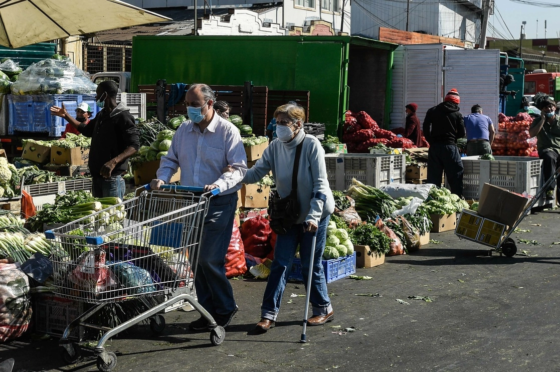 Una pareja realiza compras en el mercado La Vega Central, en Santiago de Chile, el 6 de octubre de 2021. Foto Xinhua
