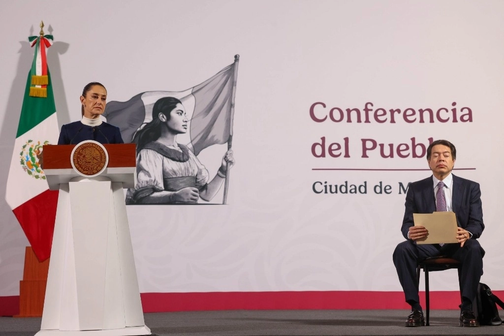La presidenta Claudia Sheinbaum, dio a conocer ayer el Plan Integral del Sistema Nacional de Bachillerato. Al fondo, el titular de la SEP, Mario Delgado. Foto Cuartoscuro 