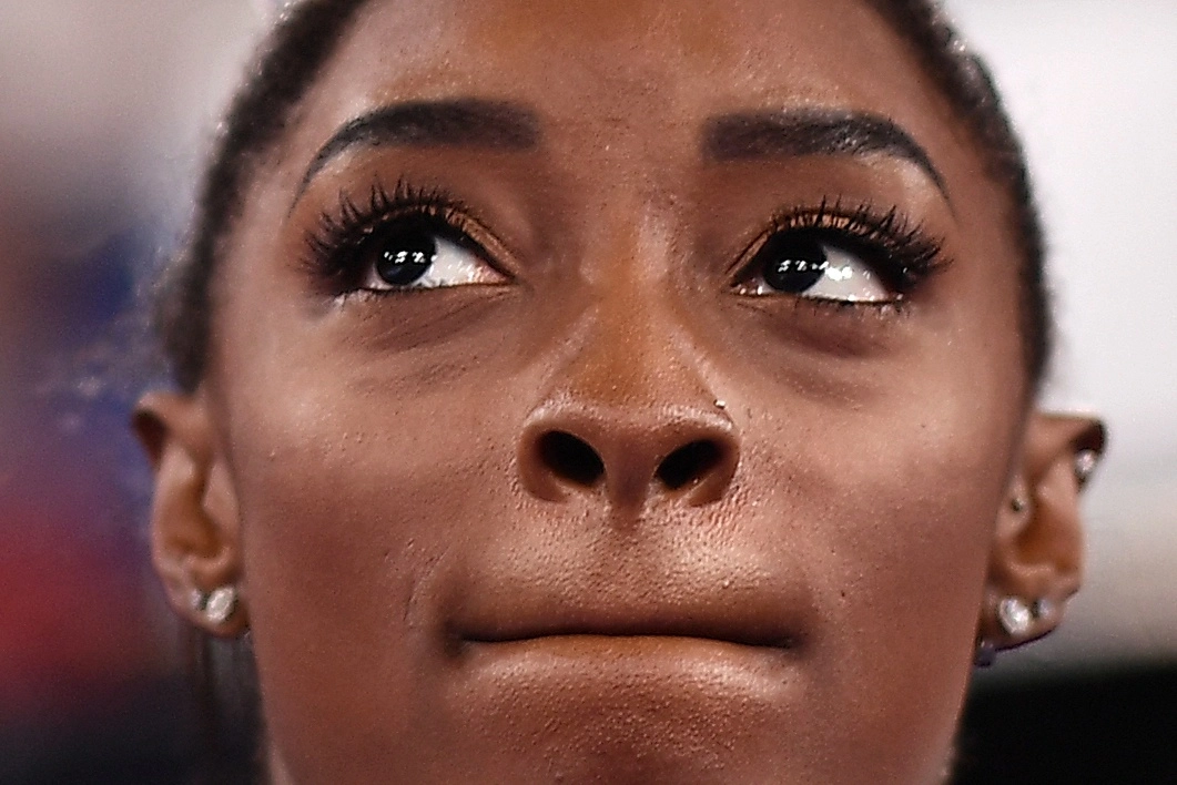 Simone Biles suma su nombre a una lista de figuras, la gran mayoría mujeres, que empiezan a hablar en público de un tema que ha sido tabú en el deporte: la salud mental. En la imagen, la gimnasta estadunidense durante la final del equipo femenino de gimnasia artística durante los Juegos Olímpicos de Tokio 2020, el 27 de julio de 2021. Foto Afp