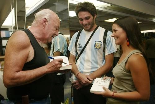 El escritor Eduardo Galeano, uno de los autores publicados por Siglo XXI, al autografiar sus textos en abril de 2009. Foto Yazmín Ortega Cortés
