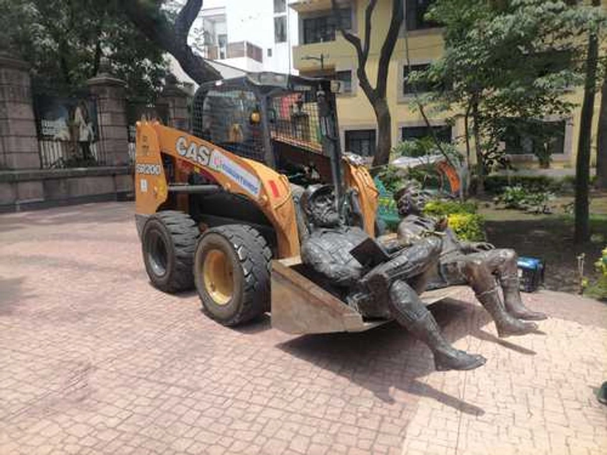 Trabajadores de la alcaldía Cuauhtémoc retiraron las esculturas de Fidel Castro y Ernesto el Che Guevara de la Plaza San Carlos, ubicada en la colonia Tabacalera. Foto 