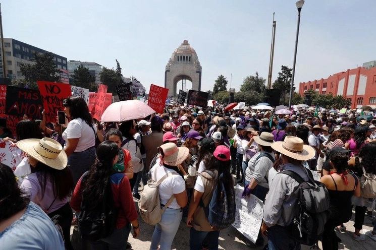 Mujeres se agrupan en el Monumento a la Revolución por la Marcha por el Día Internacional de la Mujer. Foto  Cristina Rodríguez