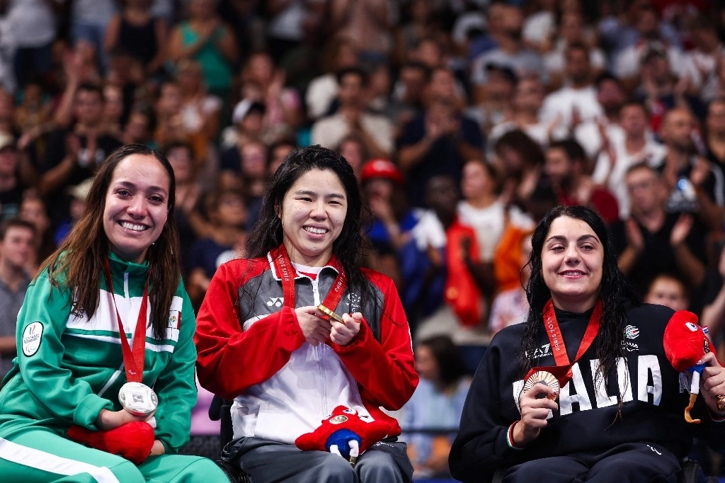 En la imagen, de izquierda a derecha, Haidee Aceves, Yip Pin Xiu (medalla de oro), de Singapur, y Ángela Procida (presea de bronce), de Italia. Foto Afp