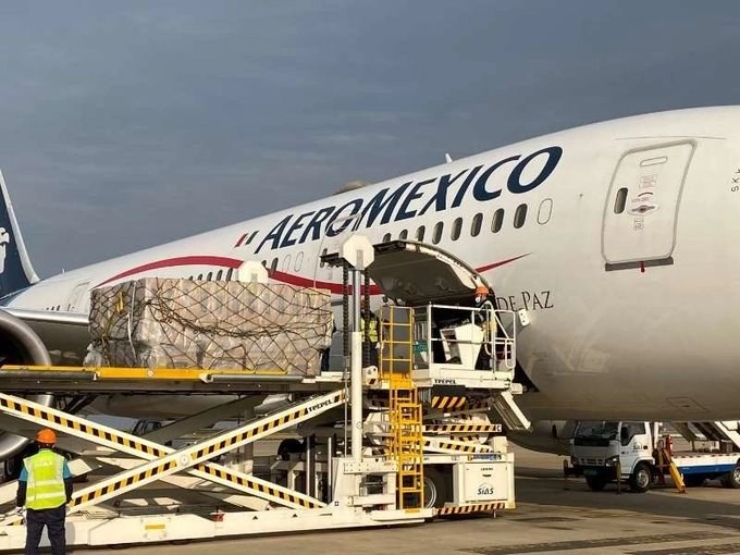 En total se transporta un cargamento de 90 metros cúbicos en material sanitario. Foto Twitter @m_ebrard 