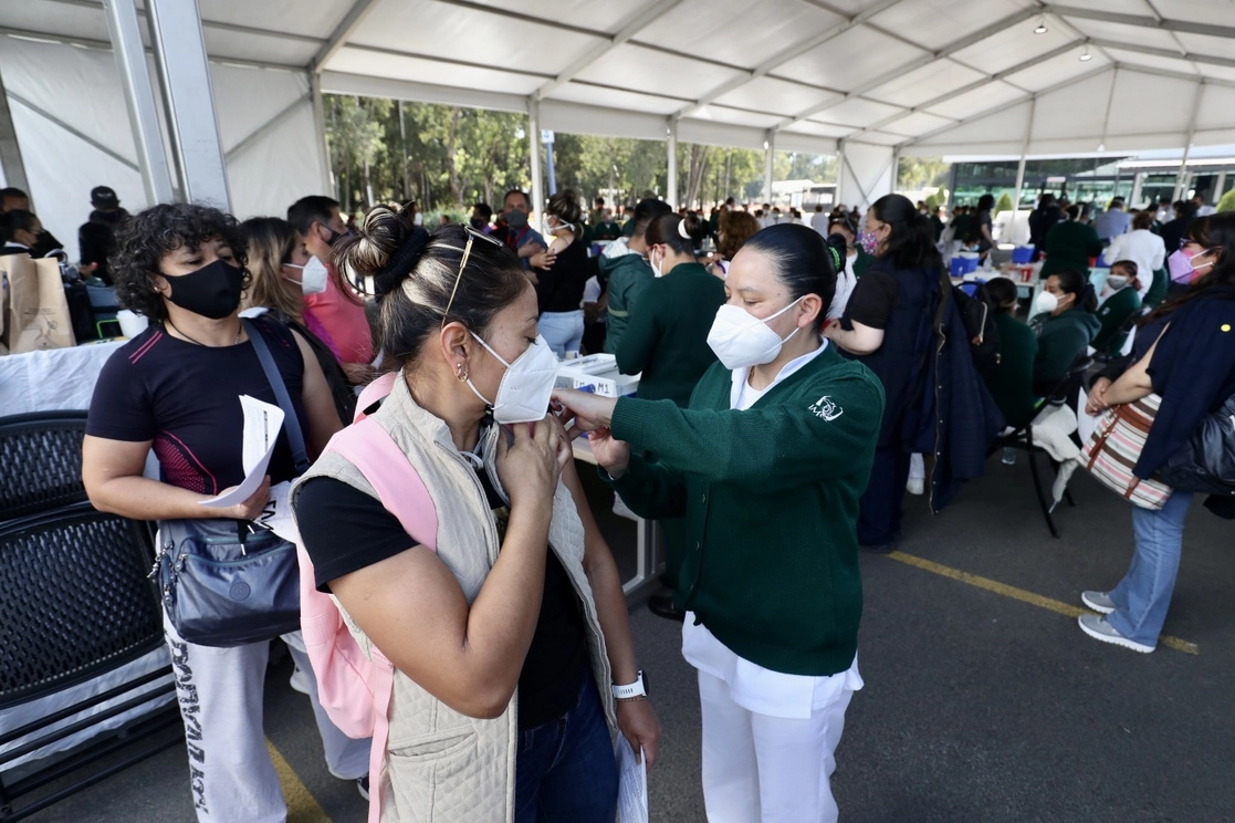 Personal educativo acude a las instalaciones del Tecnológico de Monterrey campus Tlalpan para recibir su dosis de refuerzo contra el covid-19, en la Ciudad de México, el pasado 12 de enero. Foto Luis Castillo 