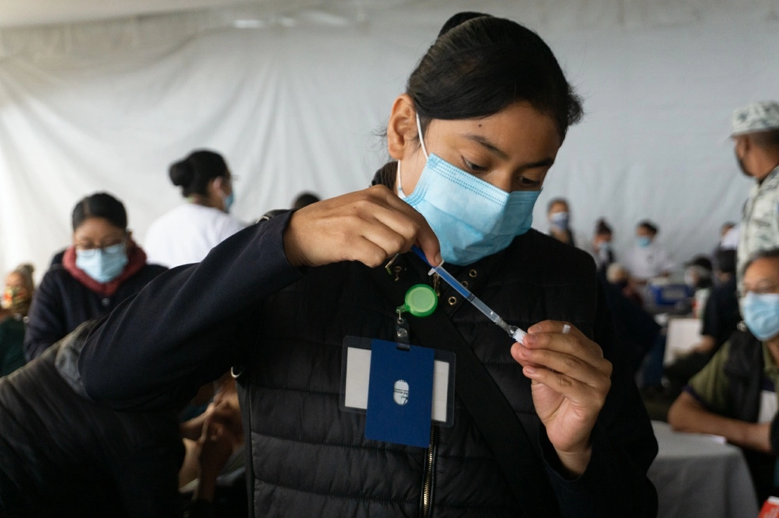 Personal de salud prepara una dosis de la vacuna antiCovid en el módulo de vacunación instalado en la sede de Servicios de Transporte Eléctricos, en la alcaldía Iztapalapa, en la Ciudad de México. Foto Pablo Ramos / Archivo