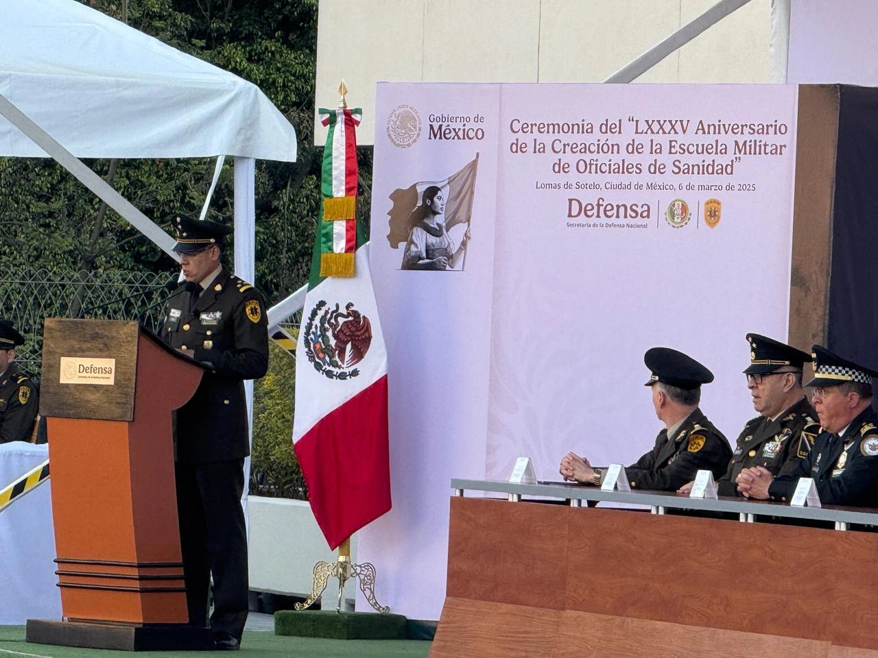 El coronel Guillermo Luna García, director de la Escuela Militar de Oficiales de Sanidad, encabezó el acto conmemorativo por el 85 aniversario de creación de esta institución académica militar