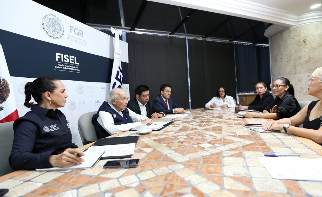 Personal de la FISEL a verificar que al interior y exterior de los edificios de gobierno no haya propaganda partidista. Foto FISEL
