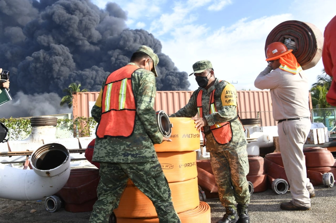 Especialistas de Pemex se integraron a los equipos de trabajo conformados por personal de Cuba y Venezuela especializados en combatir este tipo de siniestros, informó el Ejército. Foto cortesía Sedena 