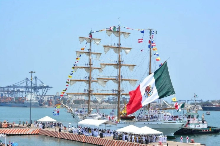 El muelle turístico del Puerto de Veracruz y el Buque Escuela ARM “Cuauhtémoc” (BE-01). Foto Cuartoscuro / Archivo