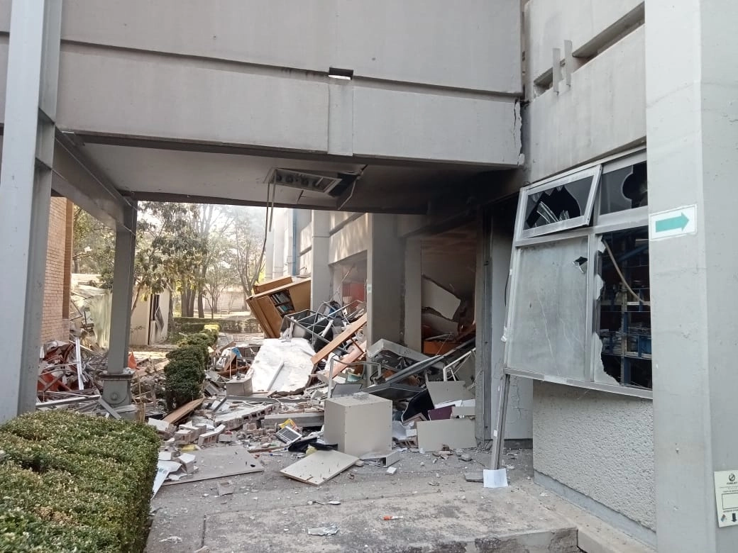 Daños tras una explosión por acumulación de gas en un laboratorio de la planta baja del edificio L3 del campus II de la FES Zaragoza, el 21 de marzo de 2022. Foto tomada del Twitter de @Gposiadeoficial

