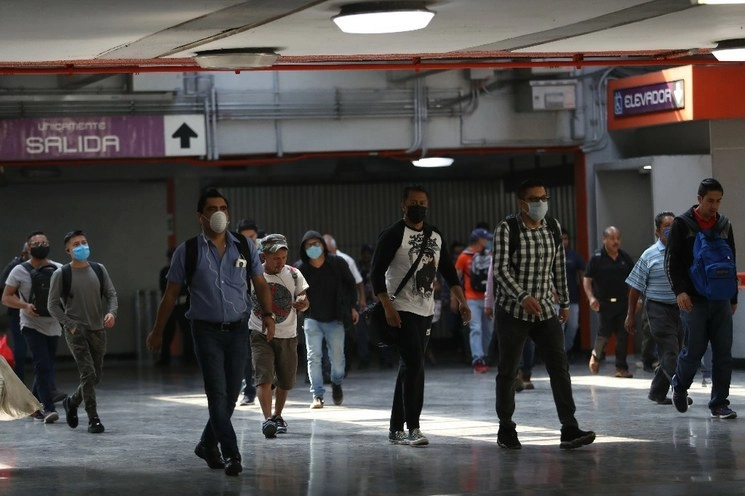 Los usuarios deben usar cubrebocas desde el ingreso y durante su traslado en la Red. Foto Yazmín Ortega Cortés