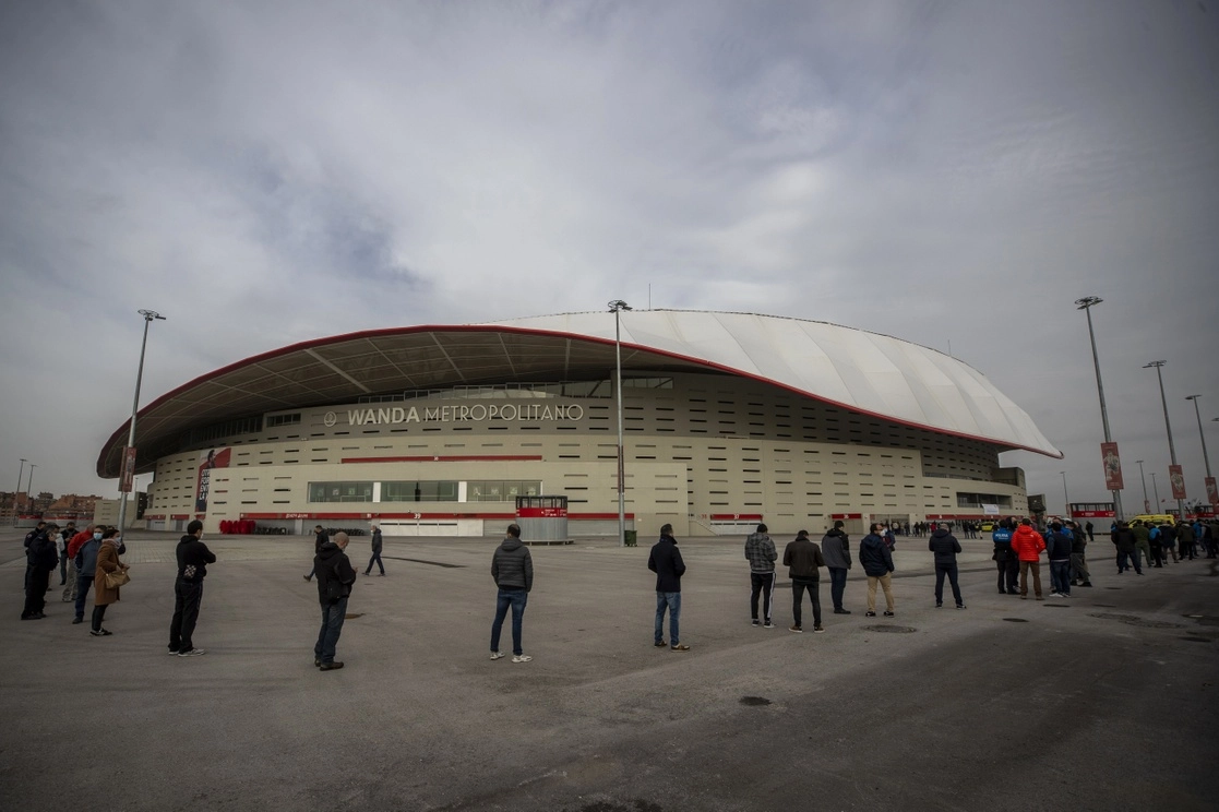 El estadio Wanda Metropolitano, hogar del Atlético de Madrid, se transformó en un gigantesco centro de vacunación, donde bomberos, policías y miembros de protección civil comenzaron a recibir dosis contra el Covid-19, el 25 de febrero de 2021. Foto Ap