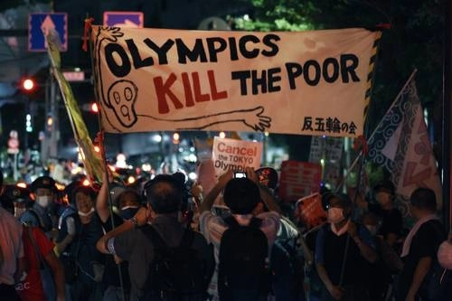 Los manifestantes también piden que el dinero que se destina a la cita deportiva vaya a la lucha contra la pandemia. Foto Ap