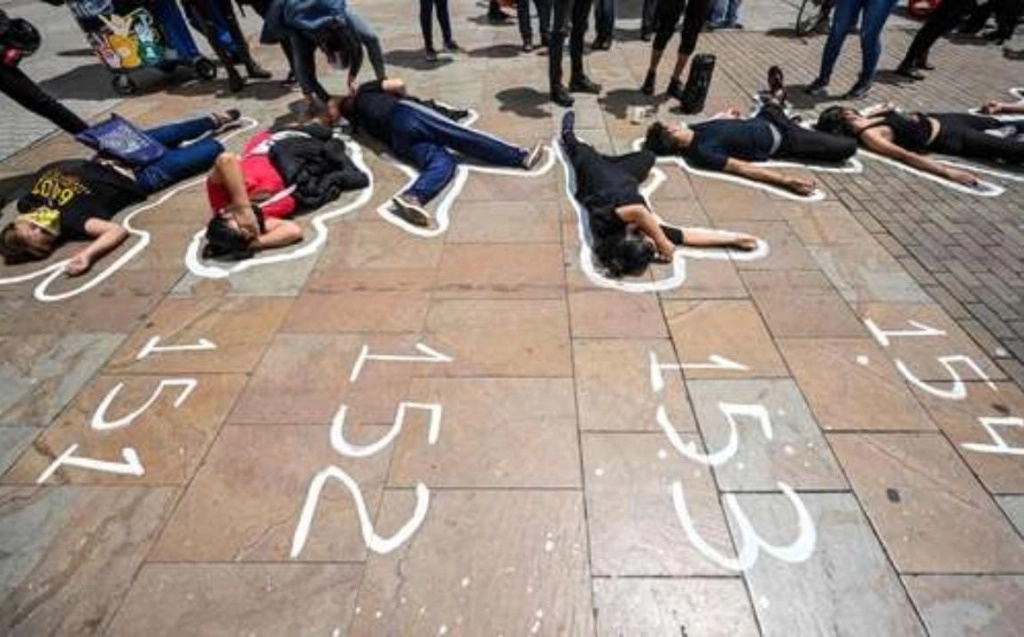 En Bogotá, jóvenes simulan las ejecuciones extrajudiciales perpetradas por militares, conocidas como 'falsos positivos'. Foto Afp / Archivo