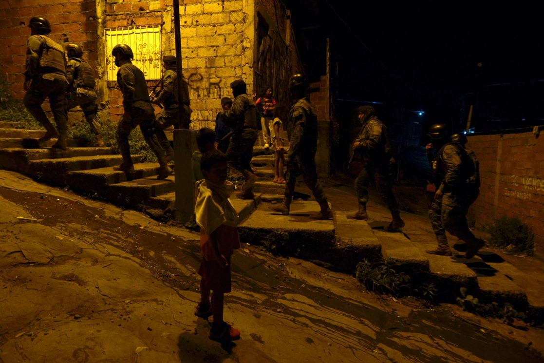 Militares patrullan calles en Cerro Las Cabras, provincia de Guayas, Ecuador. Foto Afp