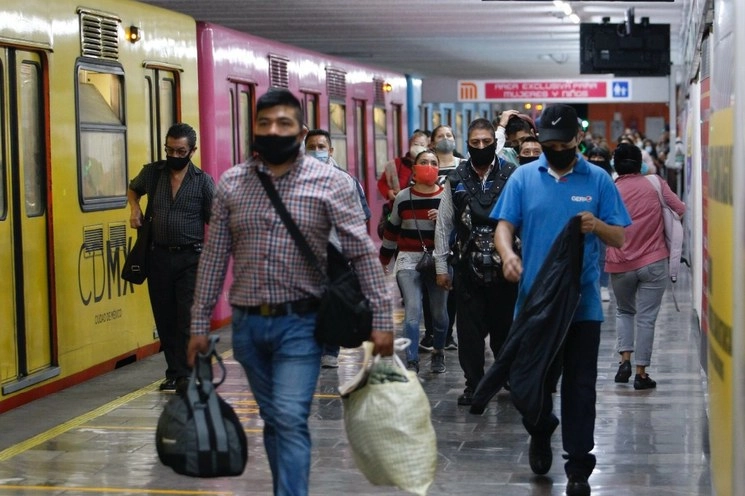 Decenas de usuarios viajan por la estación Hidalgo, de la Línea 2 del Metro, en el regreso a la “nueva normalidad”. Foto Roberto García Ortiz