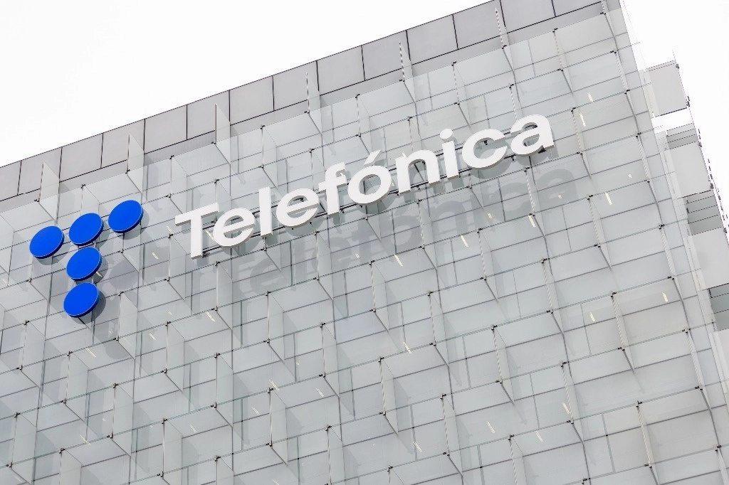 El Estado español informó que ya tenía el control del tres por ciento de las acciones de la multinacional española Telefónica, de la que aspira a poseer en el corto plazo hasta un 10 por ciento. Foto Europa Press