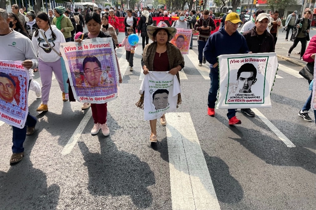 Participantes en una marcha con padres y madres de los 43 estudiantes de Ayotzinapa, de la Glorieta de Peralvillo, a la Basílica de Guadalupe, donde el obispo Raúl Vera, ofició una misa en honor a los normalistas, el 26 de diciembre de 2023. Foto Roberto García Ortiz