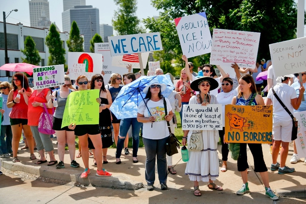 Marilyn McCulloch y Emily Bickers, ambas de Tulsa, junto a un grupo de manifestantes durante una manifestación contra la detención de familias inmigrantes el 30 de junio de 2018 en Tulsa, Oklahoma. El Senado de Oklahoma aprobó el 24 de abril de 2024 un proyecto de ley que convertiría la inmigración ilegal en un delito. Foto Ap