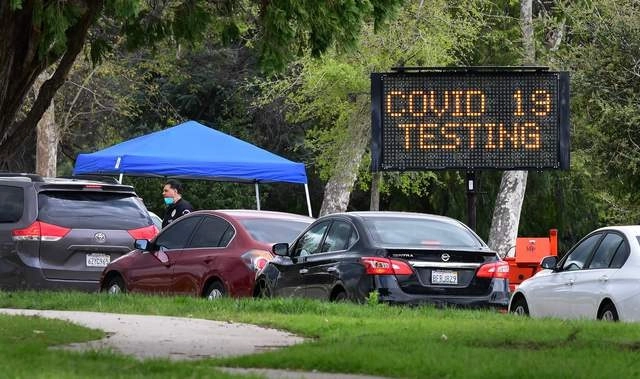 Automovilistas esperan en fila para hacerse pruebas de coronavirus en Pacoima, California. Foto Afp / Archivo