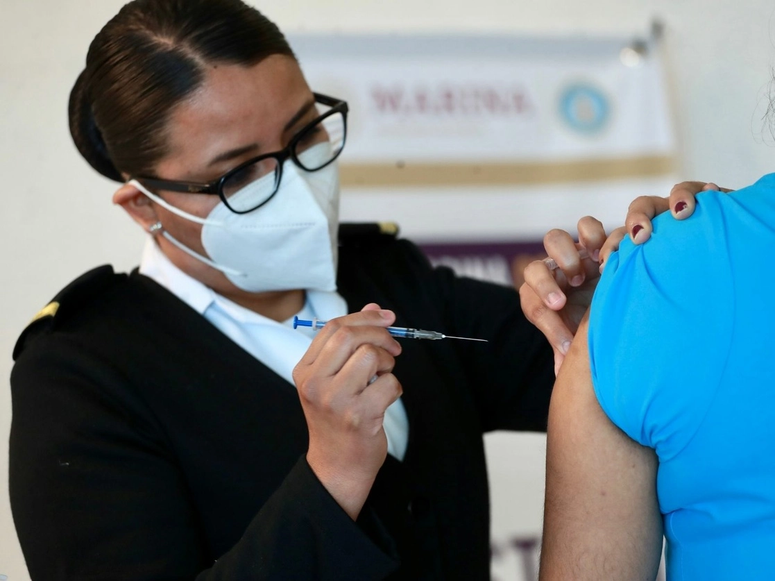 Vacunación contra el coronavirus en el Centro de Estudios Navales en Ciencias de la Salud en instalaciones de la Secretaría de Marina, en la Ciudad de México, el pasado 28 de diciembre de 2020. Foto Luis Castillo 