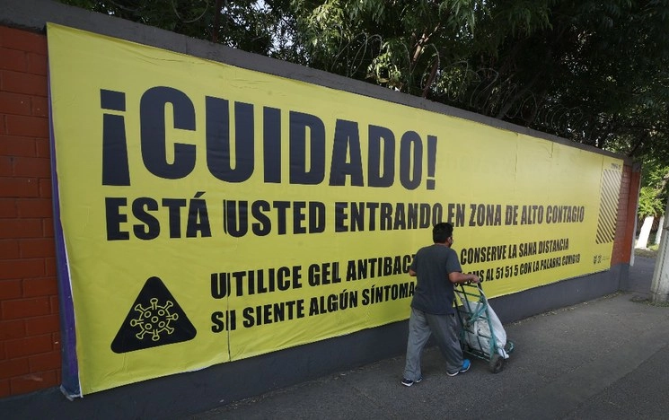 En la entrada principal a la Central de Abastos se colocaron letreros donde avisan que es una zona de alto riesgo de contagio de Covid-19. Foto Alfredo Dominguez