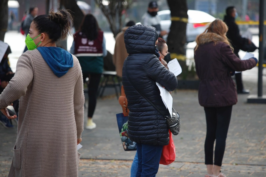 Ciudadanos acuden al macrokiosko de la salud instalado sobre la explanada del Metro Etiopía, para realizarse pruebas rápidas de detección de covid-19, en la Ciudad de México. Foto Cristina Rodríguez