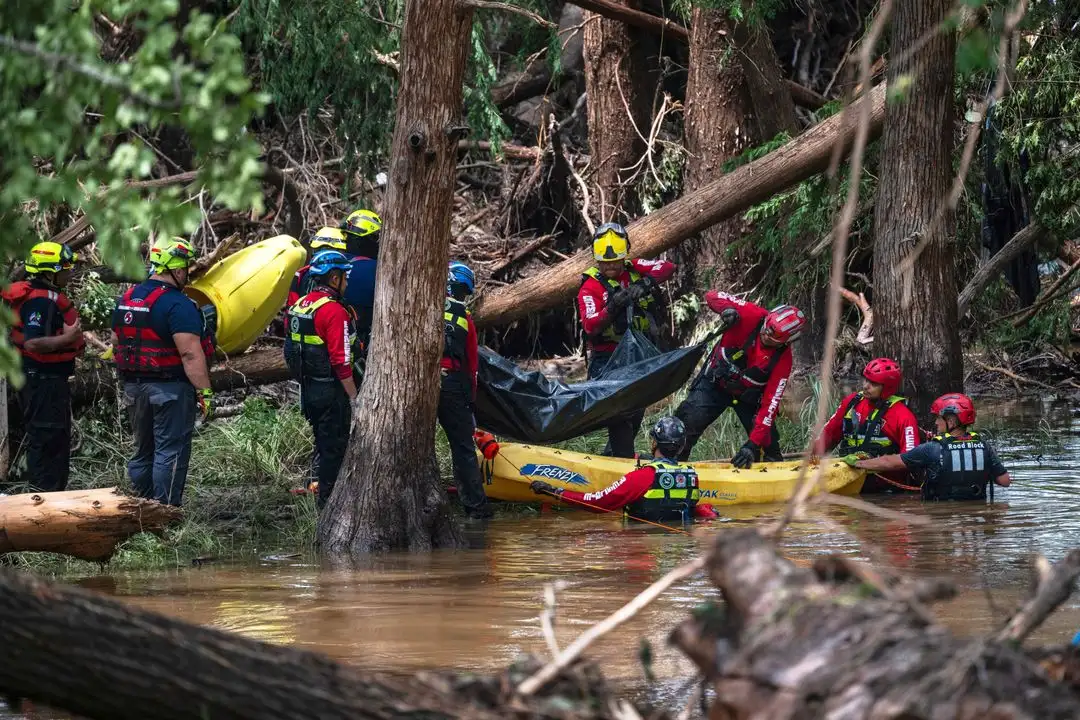 Bomberos de Ciudad Acuña, México, suben un cuerpo a una balsa mientras se preparan para una operación de rescate a lo largo del río Guadalupe, días después de que una inundación repentina azotara la zona. 


