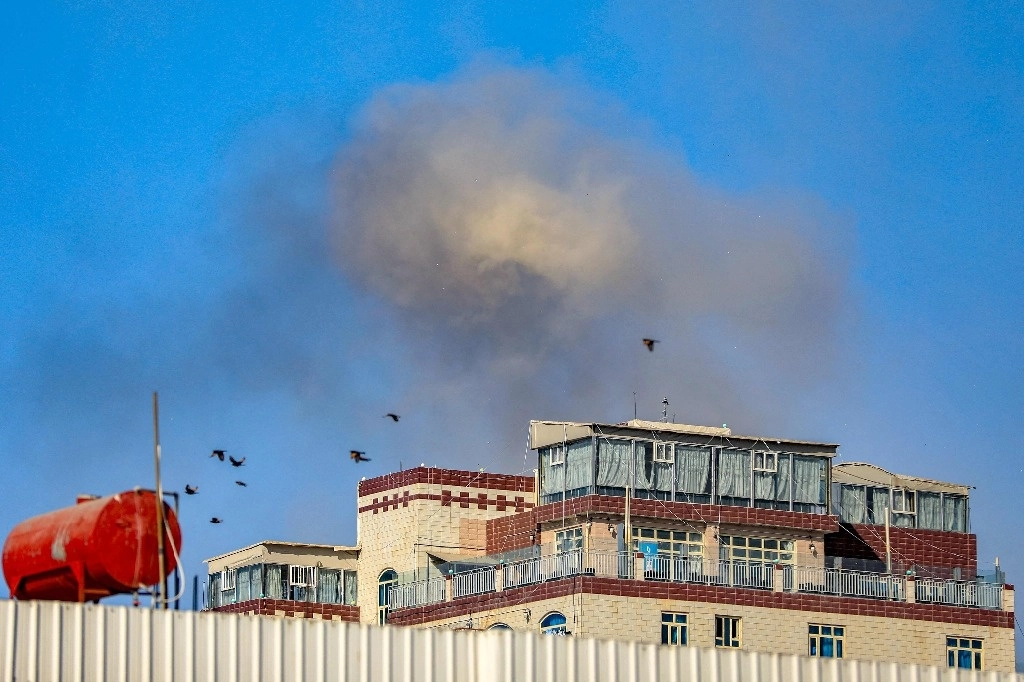 Una nube de humo se eleva después de un ataque aéreo sobre Saná, la capital de Yemen, controlada por los hutíes, el 31 de diciembre de 2024. Foto Afp