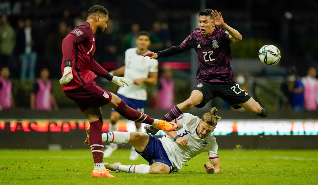 Con un empate de 0-0, la selección nacional quedó con la puerta abierta al Mundial de Qatar, tras llegar a 22 puntos y mantenerse en el tercer lugar, igual que los vecinos del norte. Anoche, los mexicanos se mostraron inseguros en el Azteca, donde la estrella fue Memo Ochoa, al parar tres tiros. Foto Ap