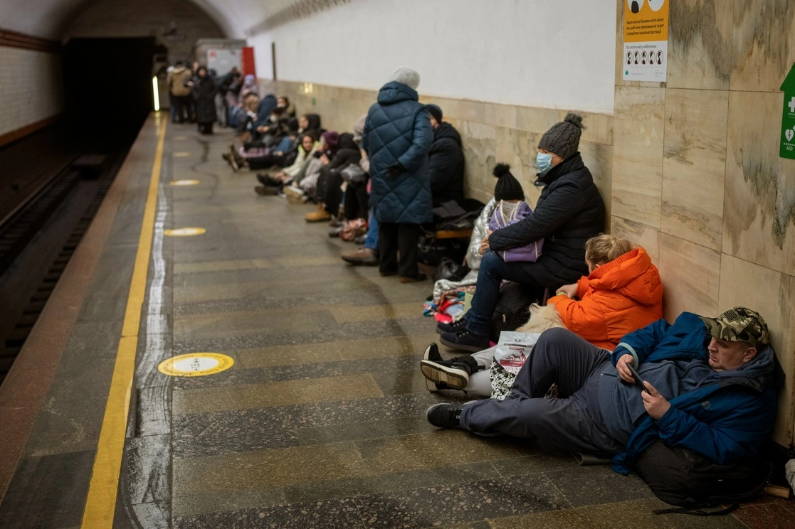 Ucranianos utilizan las instalaciones del metro como refugio antibombas. Foto Ap
