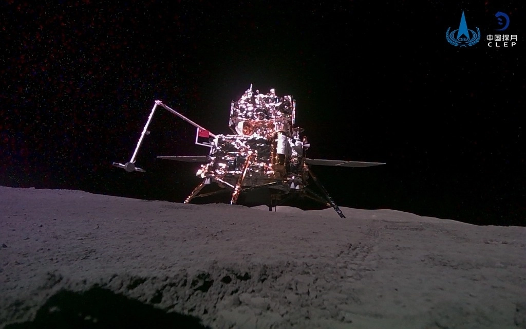 Imagen tomada por un minirover de la sonda china 'Chang’e-6' en la superficie lunar. Foto CNSA/Xinhua vía AP