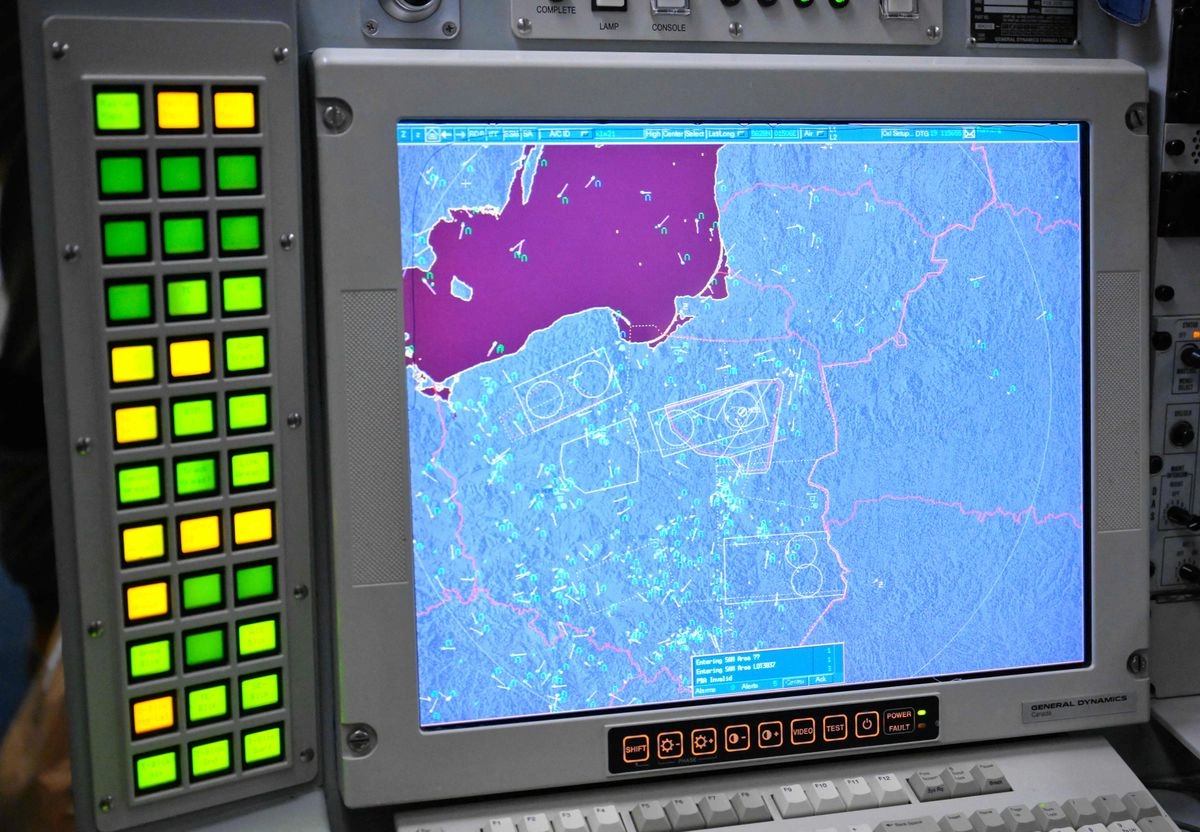 EU firmó el martes un memorando sobre seguridad en comunicaciones con Ecuador y le entregó la donación de un sistema de radar al país sudamericano, informó la embajada estadunidense en Quito. Foto