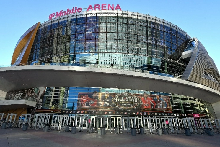 El último informe del WTTC detalla que hay un aumento de 13% en los viajes salientes de EU. En la imagen la T-Mobile Arena de Las Vegas, una ciudad que atrae a miles de turistas cada año. Foto Ap / Archivo