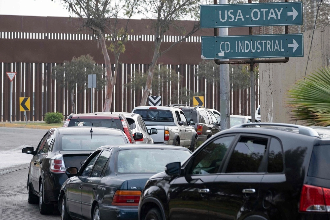 Personas esperan en sus autos en la frontera entre México y Estados Unidos, para ser vacunados en Tijuana, Baja California, el pasado 17 de junio. Foto Afp 