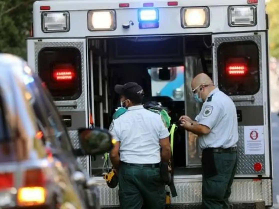 Trabajadores médicos fuera del Hospital Mount Sinai en Manhattan, Nueva York, que ha tratado a cientos de pacientes con Covid-19 desde marzo. Si bien la tasa de contagios en esa ciudad está por abajo de uno por ciento, Estados Unidos reporta más de 6.7 millones de casos confirmados y 200 mil muertes atribuidas al virus. Foto Afp