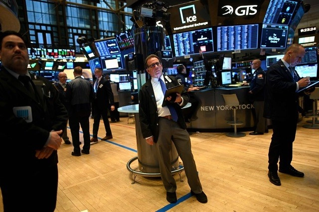 Trabajadores esperan el inicio de seiones en Wall Street. Foto Afp 