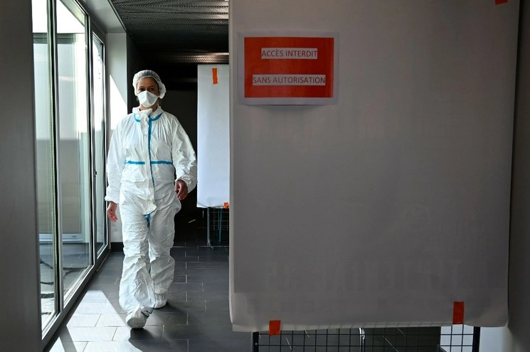 Una enfermera entra en un centro de consulta dedicado a pacientes sospechosos de Covid-19 en Tinteniac, Francia. Foto Afp
