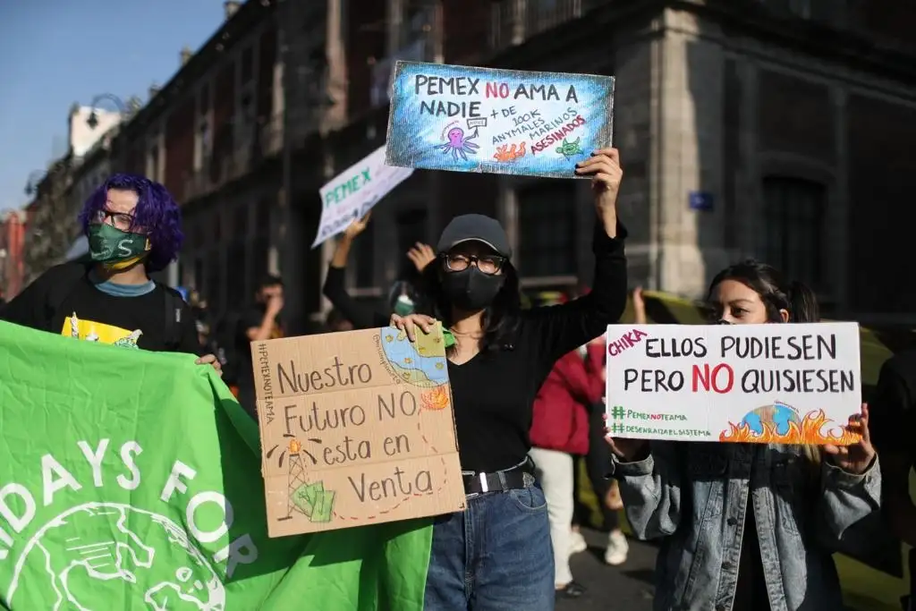 Integrantes del movimiento Fridays for Future protestaron en contra de Pemex, debido a la contribución de la energía fósil en el cambio climático, cerca de Palacio Nacional, Ciudad de México, el 24 de septiembre de 2021. Foto Yazmín Ortega Cortés